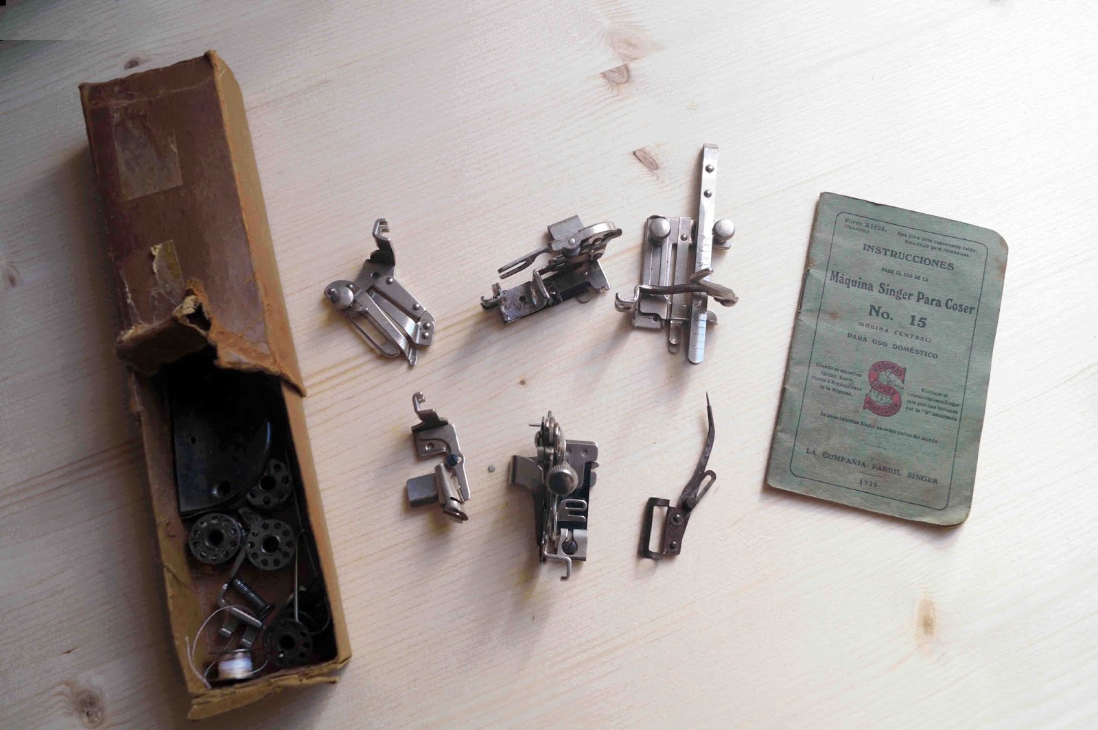 Mis máquinas de coser antiguas / My old sewing machines The Crafty Room