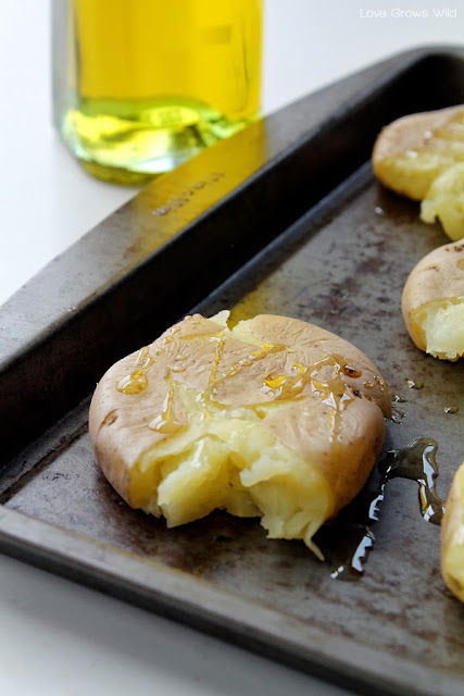 Crispy Smashed Potatoes taste just like a fried hash brown, but way healthier and way more delicious! A great side dish idea! LoveGrowsWild.com #recipe #potato #sides