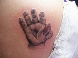 le tatuan un amano con seis dedos