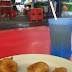 Menikmati minum petang