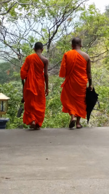Monjes budistas en las cuevas de Dambulla (Sri Lanka) Monjes budistas en las cuevas de Dambulla (Sri Lanka)