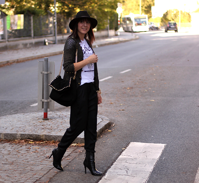 outfit trend fashionblogger baggyhose loosepants printshirt zara ankleboots khaki fall winter hat 03