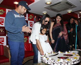 Salman Khan & Sonakshi at Cafe Coffee day 