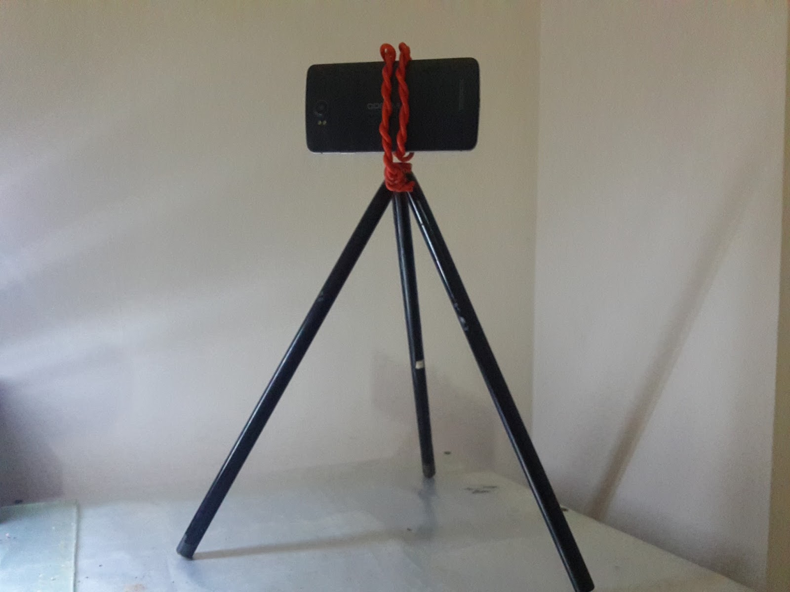 طريقة عمل حامل ثلاثي للموبايل من اجل التصوير How To Make Cheap Tripod For Mobile