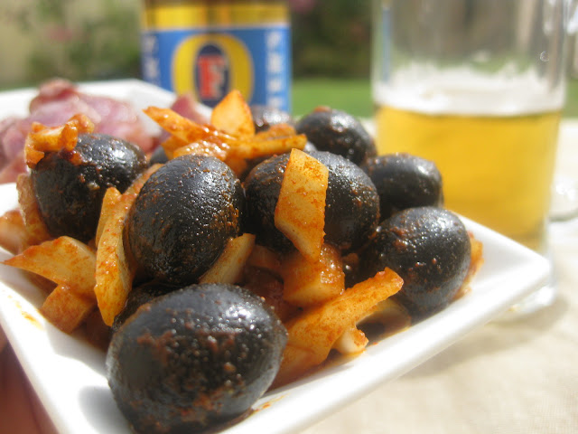 Aliño De Aceitunas Negras Con Cebolla Y Pimentón