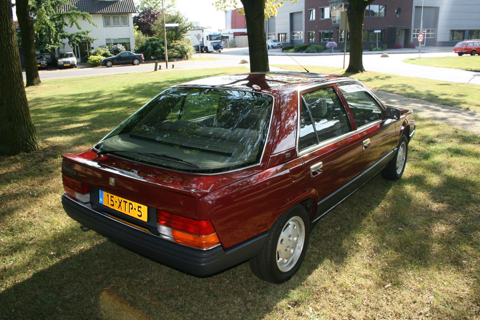 A 1986 Renault 25 Gtx With Only 7k Miles Resides In