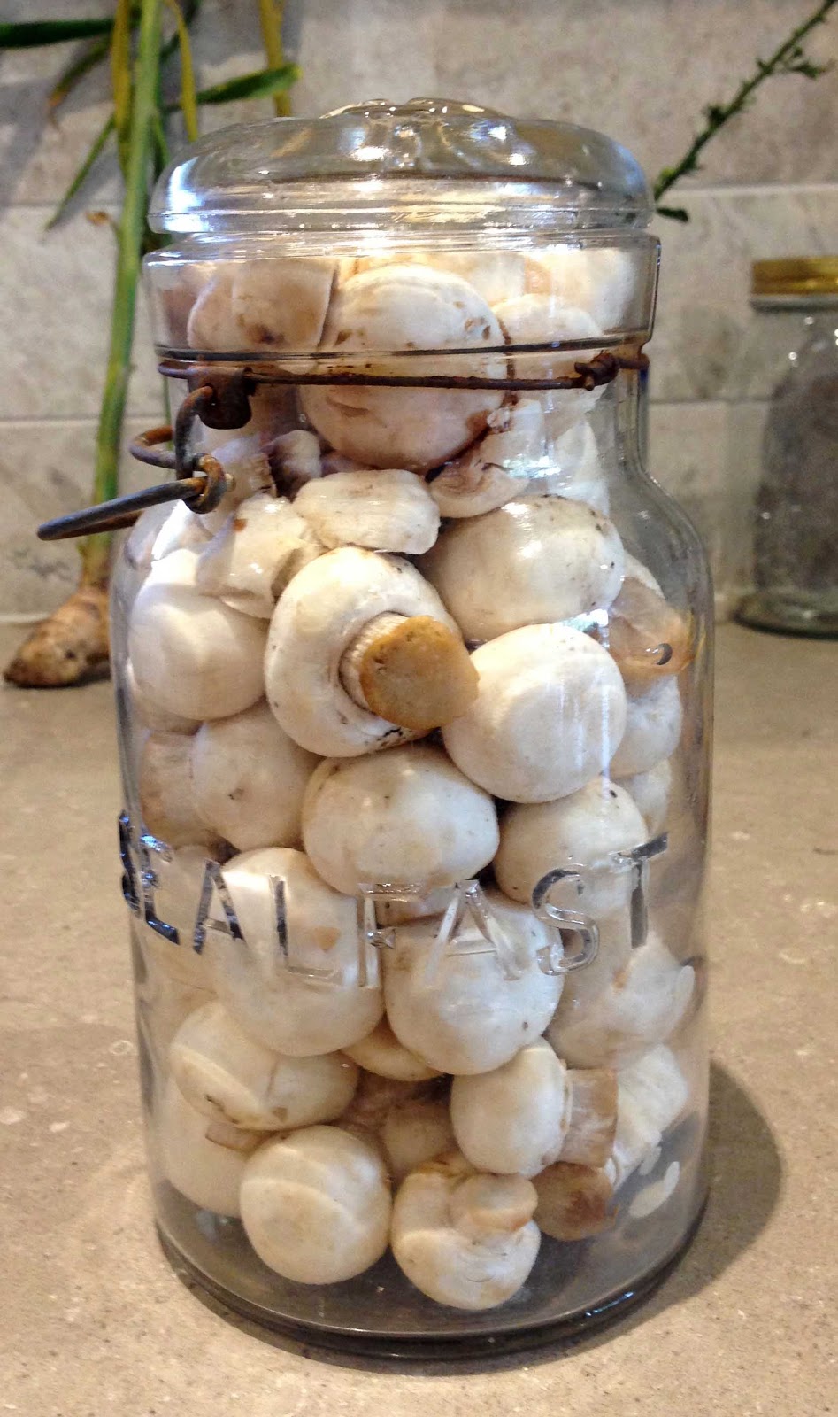 Marinated mushrooms with lemon and thyme