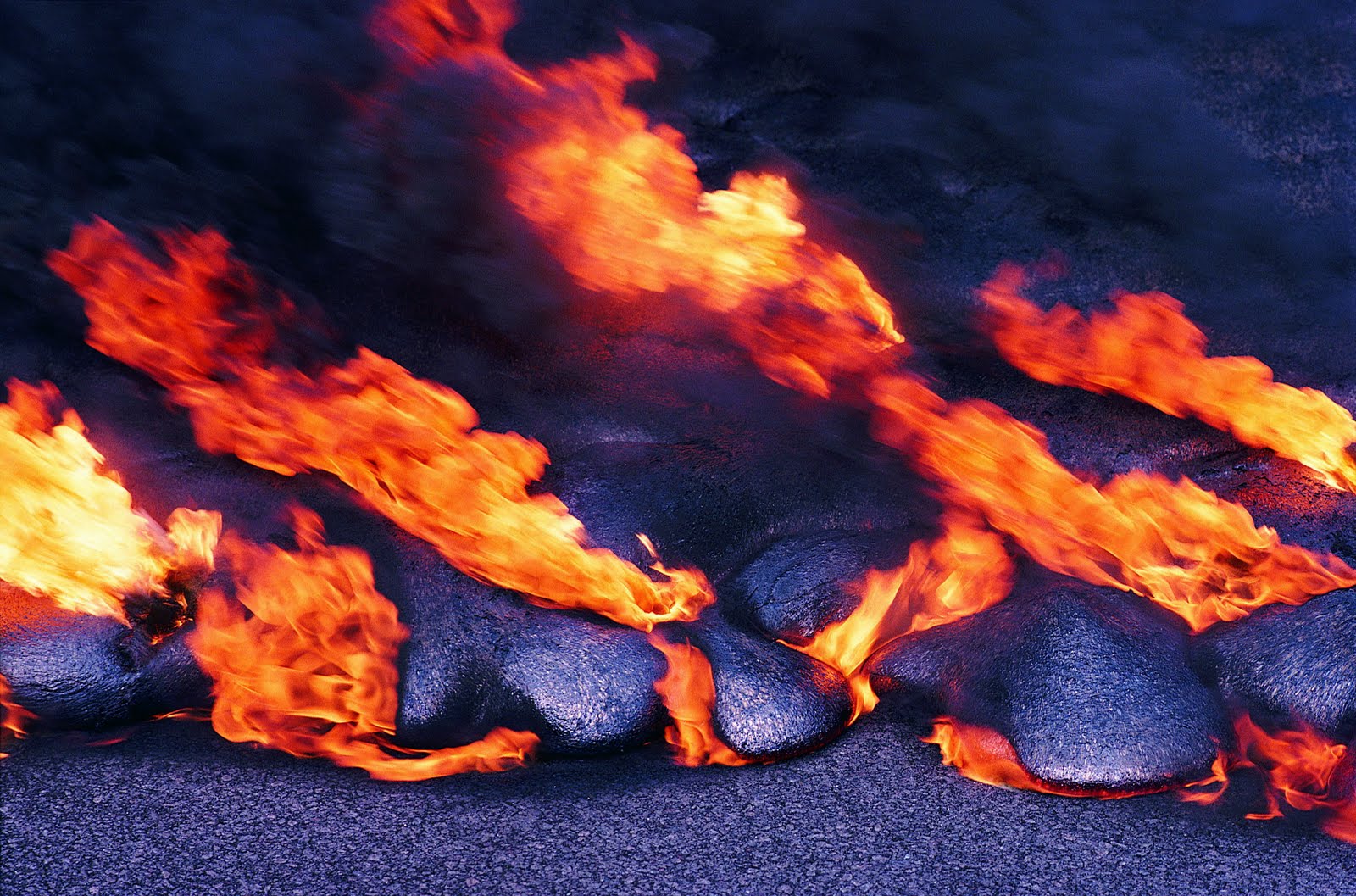 http://2.bp.blogspot.com/-icWEtF3khRU/TkD0Ww4MIkI/AAAAAAAAANs/_5W9-8xL2Js/s1600/volcano%2Bwallpaper%2B3.jpg