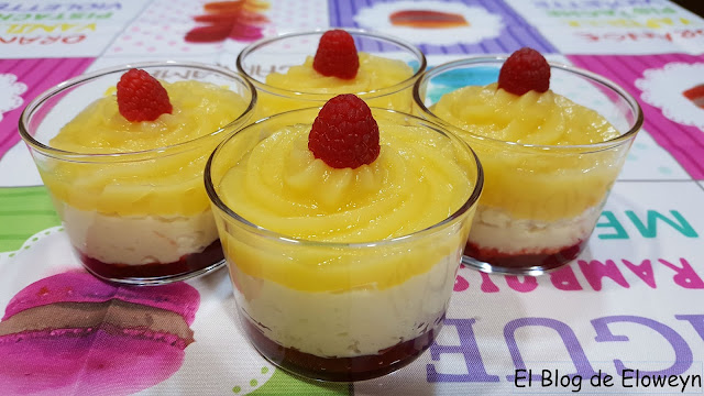 Vasitos De Manzana Caramelizada Con Ganache De Chocolate Blanco Y Mermelada De Fresas
