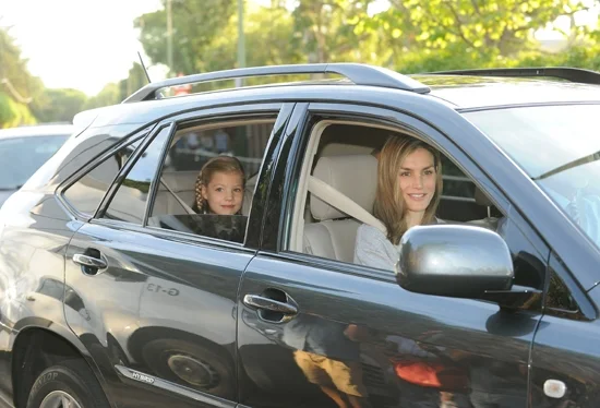  Queen Letizia went make-up free as she and Felipe did the school run (12 September 2014)