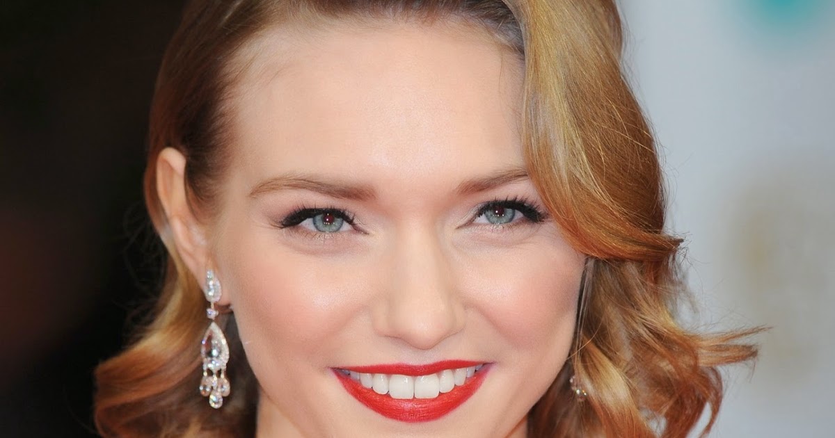 Poldarked: Eleanor Tomlinson is Demelza!