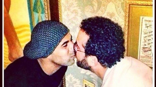 Sheik deu um selinho no amigo Isaac Azar no último domingo Sheik deu um selinho no amigo Isaac Azar no último domingo