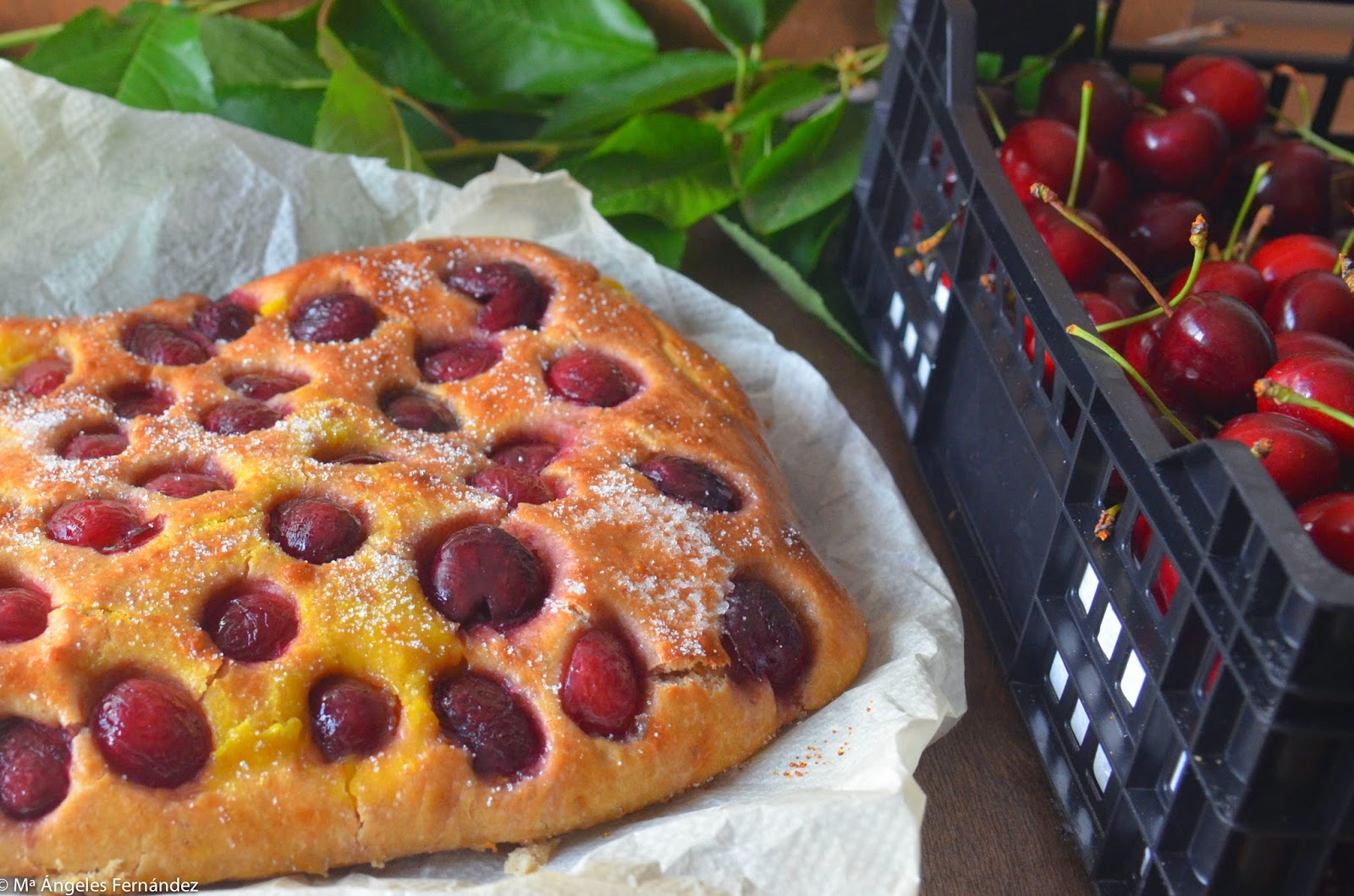 Coca De Cerezas Rellena De Crema
