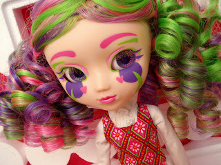 How nice it would be to get my hair coloured pink, violet and green!