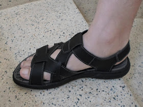 Homem usando sandália masculina Itapuã - Pés Masculinos - Male Feet