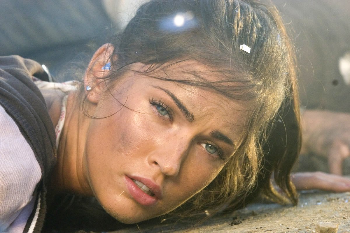Megan Fox, in una scena del film Transformers (2007)