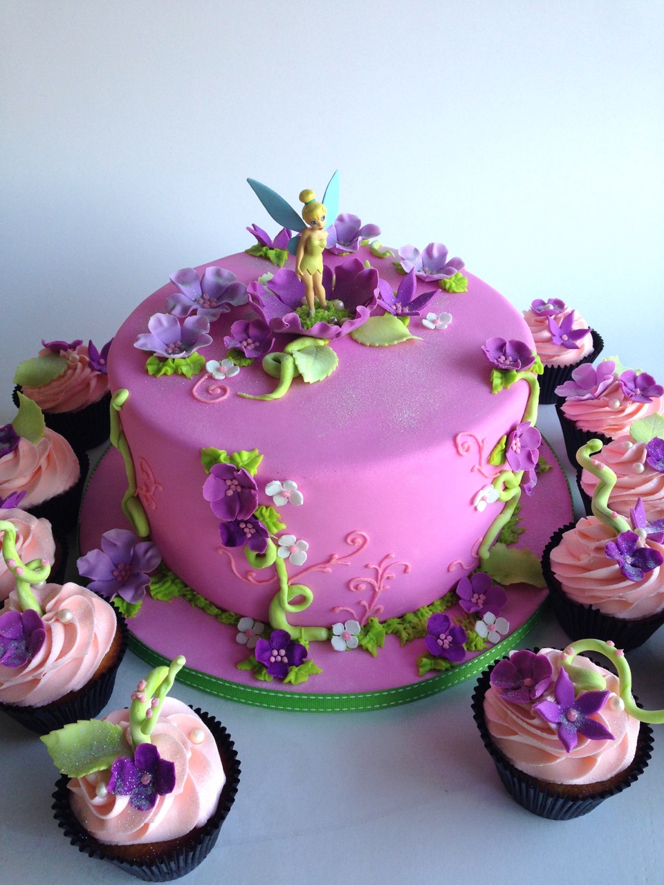 Rozanne's Cakes Tinkerbell cake and cupcakes