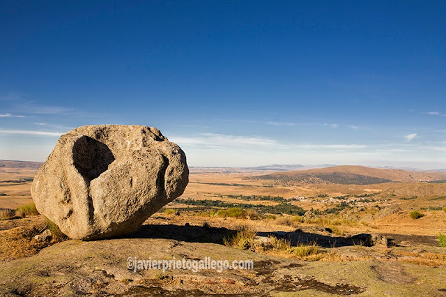 Bolos de granito en el castro celta de Ulaca con el valle Amblés al fondo. Ávila. Castilla y León. España © Javier Prieto Gallego Bolos de granito en el castro celta de Ulaca con el valle Amblés al fondo. Ávila. Castilla y León. España © Javier Prieto Gallego