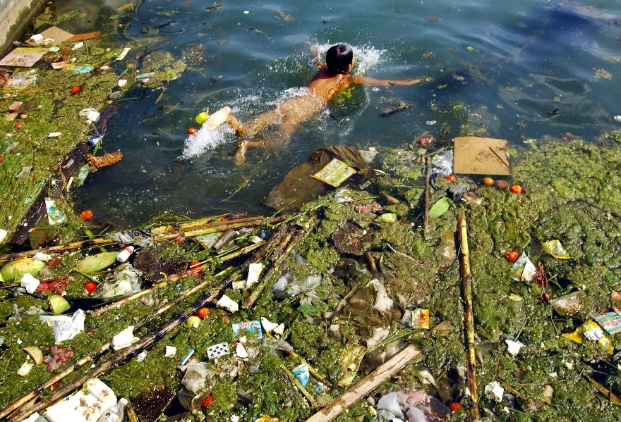 #21 Child Swims In A Polluted Reservoir, Pingba - 22 Heartbreaking Photos Of Pollution That Will Inspire You To Recycle #21 Child Swims In A Polluted Reservoir, Pingba - 22 Heartbreaking Photos Of Pollution That Will Inspire You To Recycle