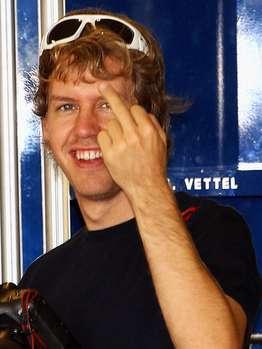 vettel-mittelfinger-18419905-hoch%252CtemplateId%253DrenderScaled%252Cproperty%253DBild%252Cheight%253D349.jpg