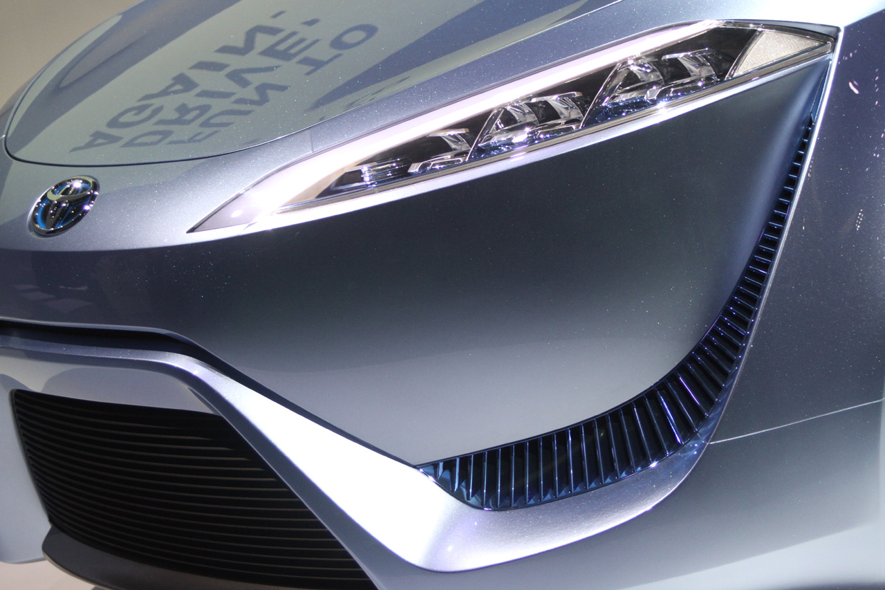 Toyota FCV-R Concept: Tokyo 2011 Photos Photos Toyota FCV-R Concept: Tokyo 2011 Photos Photos