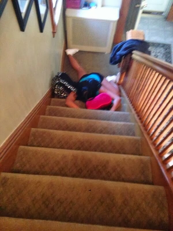 Tweeting Photos People Falling Down The Stairs - FunnyMadWorld