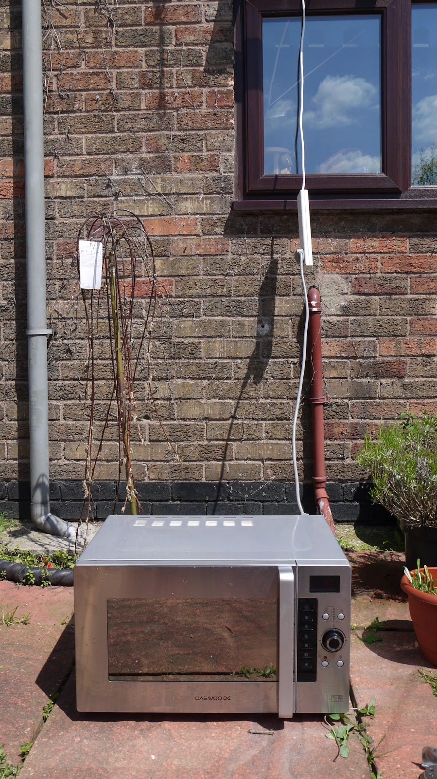 on the button Melting plastic in the microwave oven.