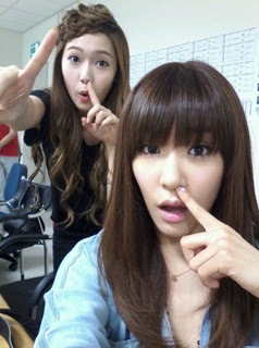 [News][14.07.12] SNSD Tiffany và Jessica thể hiện sự ủng hộ của mình đến Hyoyeon Snsd+jessica+and+tiffany+cute+photo