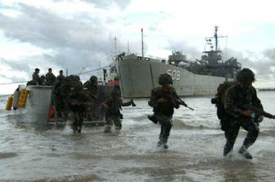 KRI Teluk Ratai Menurunkan Pasukan Gabungan TNI di Sangatta