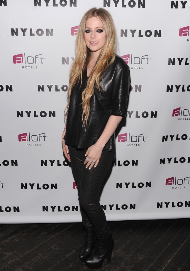 lea seydoux zwanger avril lavigne rocks it with panda eyes and tights at her lea seydoux zwanger avril lavigne rocks it with panda eyes and tights at her