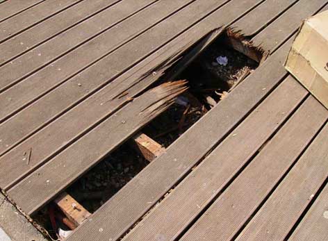 Επικίνδυνη τρύπα στο ξύλινο δάπεδο της πλατείας Ωρολογίου