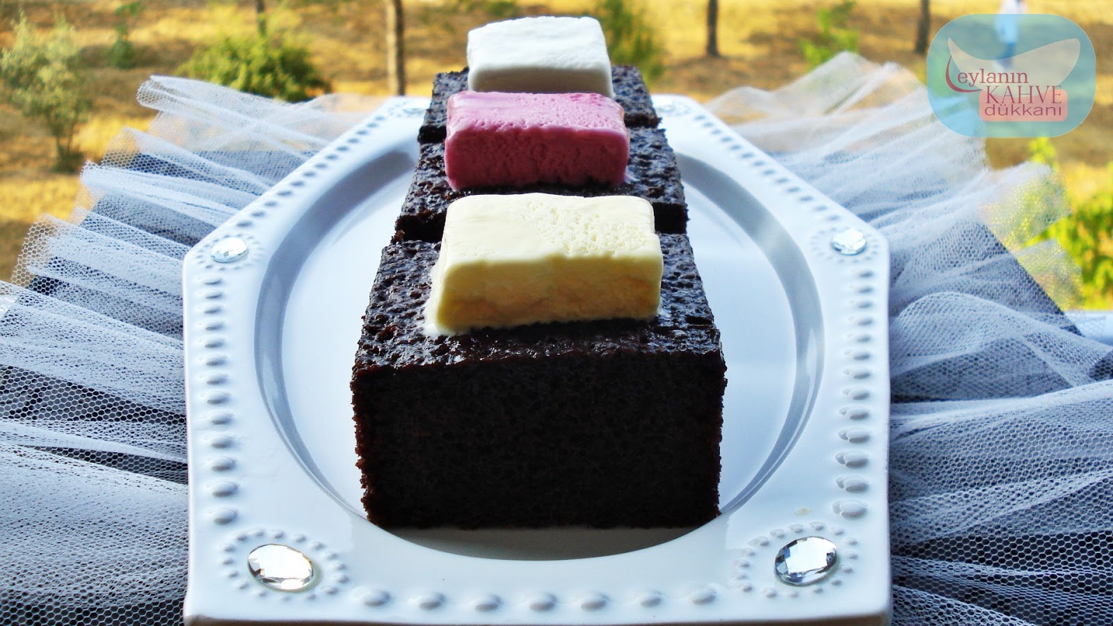 ıslak kekin sosu sıcak mı dökülür soğuk mu