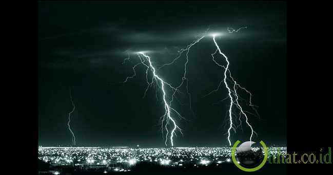 Petir Membelah Kota Petir Membelah Kota