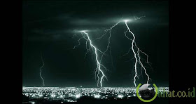 Petir Membelah Kota Petir Membelah Kota