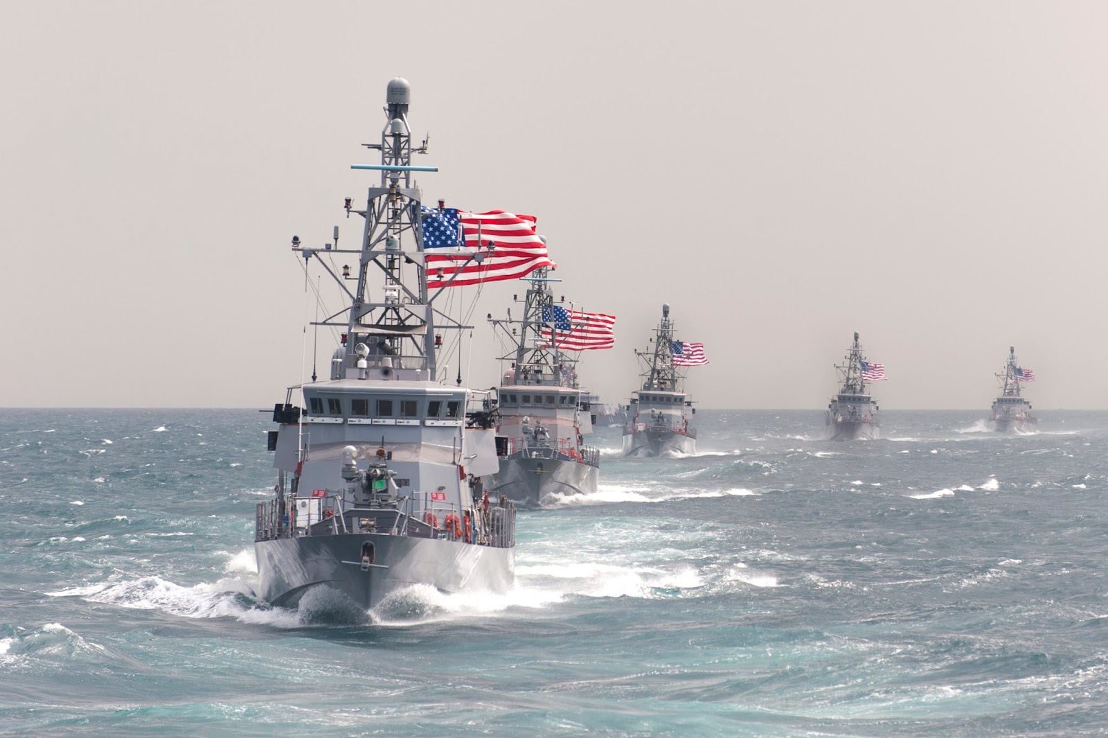 Cyclone-class_patrol_ships_in_the_Persian_Gulf_in_March_2015.JPG