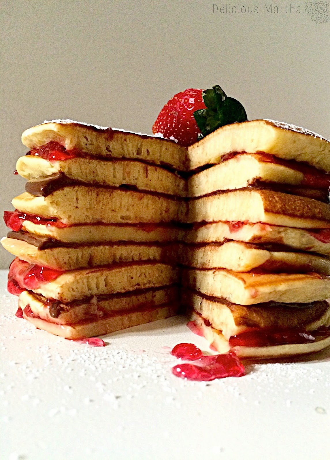 Pastel de tortitas con chocolate y mermelada de pétalos de rosa