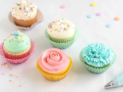 http://2.bp.blogspot.com/-j4ivFvcTC7I/U0Wskt9x-LI/AAAAAAAAOq0/8dR_coGGnEI/s1600/SprinkleBakes+Easy+Frosting+Techniques+for+Cupcakes.jpg