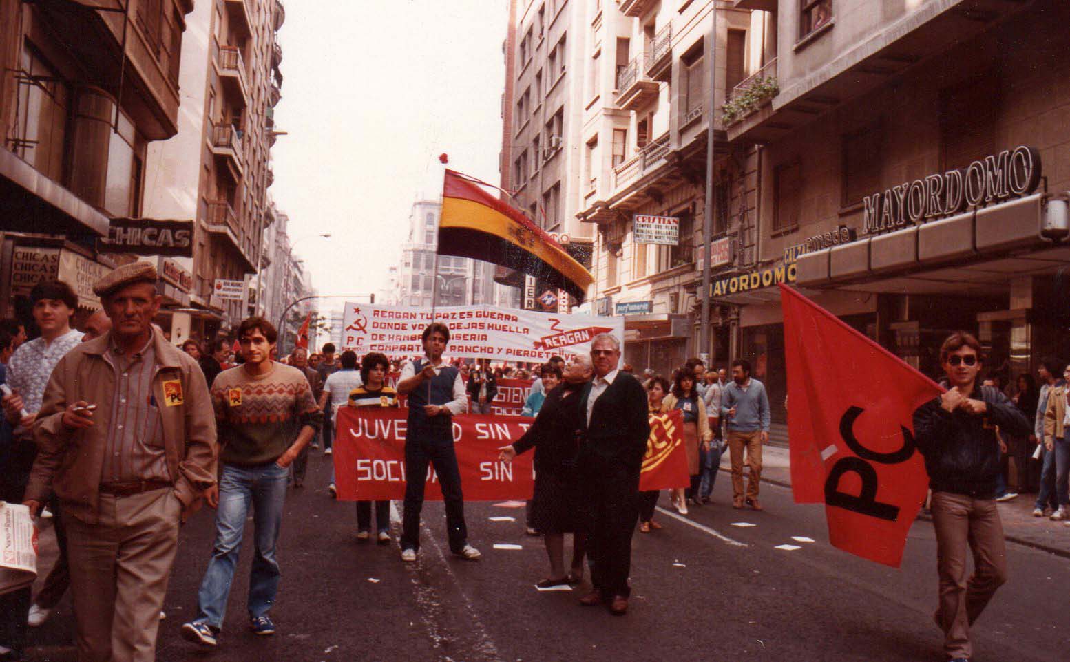 Con  mi madre y mi tío en la manifestación de Valencia preparatoria de la de Madrid anti-OTAN