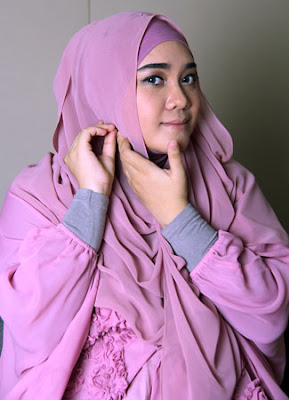 Tutorial Hijab Agar Tampil Cantik Saat Idul Fitri [ www.BlogApaAja.com ]