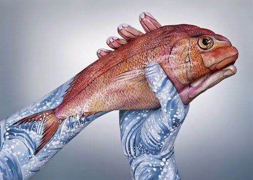 13-Seabean-Fish-Guido-Daniele-Painting-Animals-on-Hands-www-designstack-co