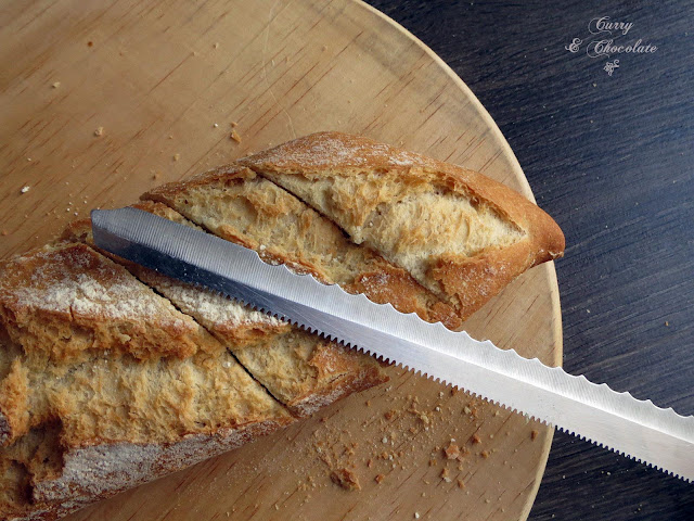 Cortando el pan con cuchillo de sierra Cortando el pan con cuchillo de sierra