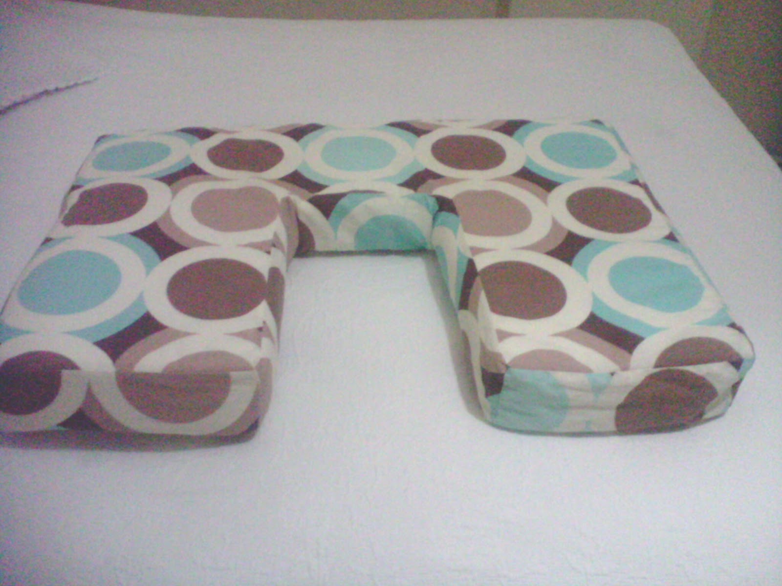 Çorap Anne ve Üç Cüceler İkizleri Emzirmek