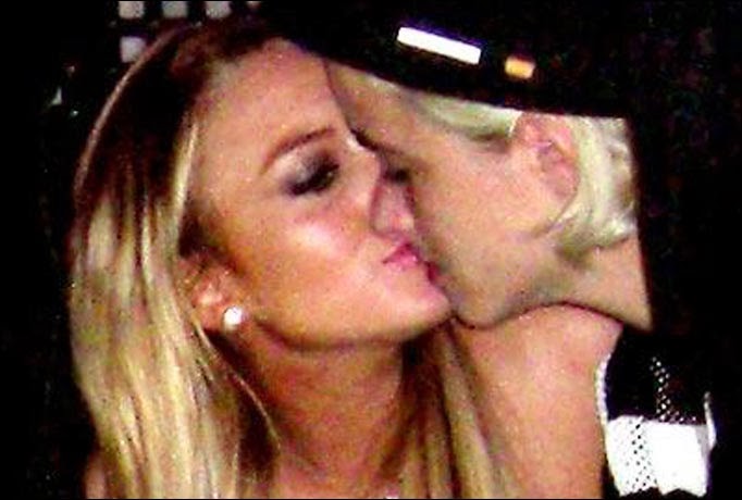 Lindsay Lohan And Her Girlfriend Samantha Ronson Kissing 2