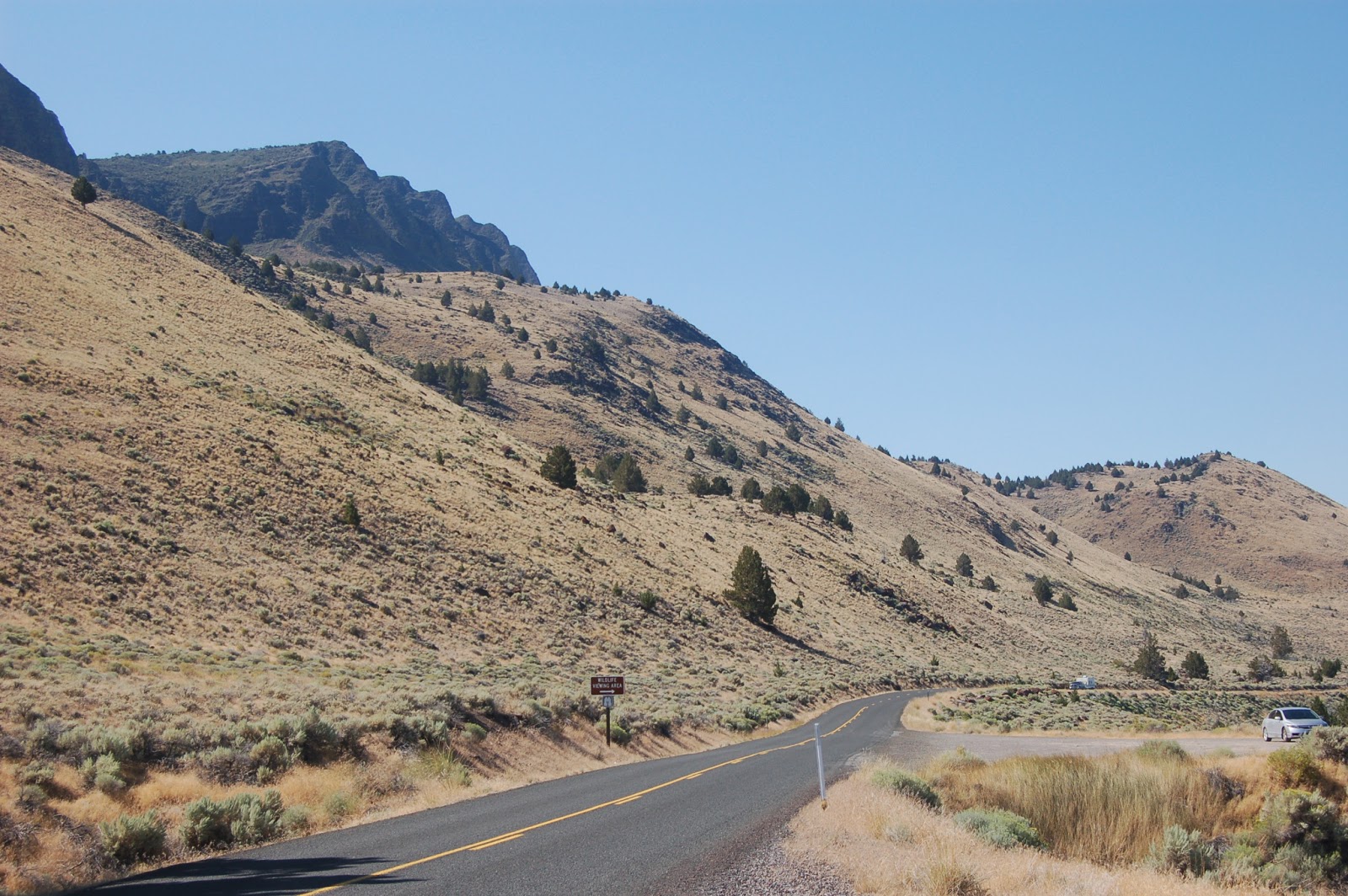 Picture of saw-tooth rim of the hills