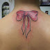 Art Tattoo feminina Laço nas costas