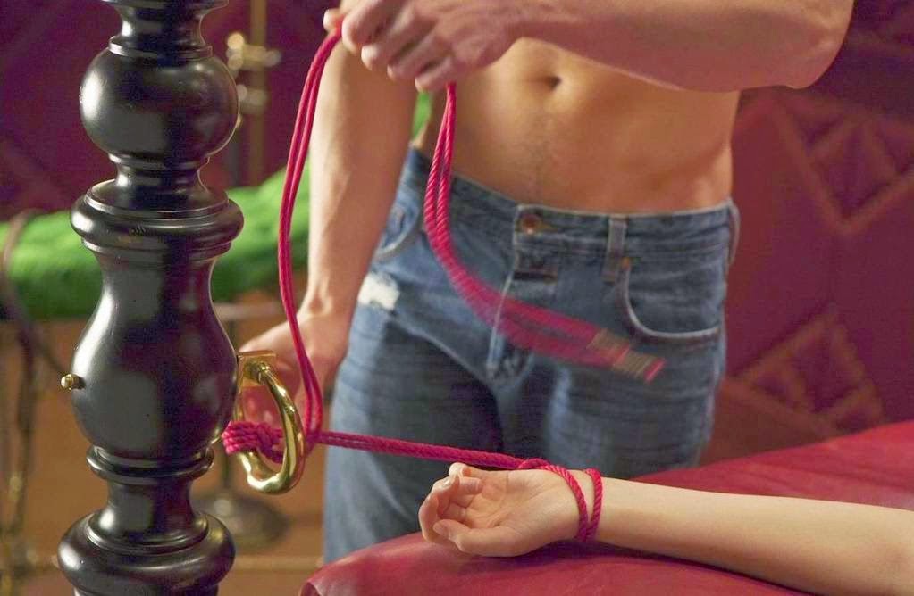 Двухсторонние кандалы Fifty Shades of Grey Sweet Anticipation, красно-черные 83670 - Fifty Shades Of Grey - Фиксаторы на ноги и оковы - Купить