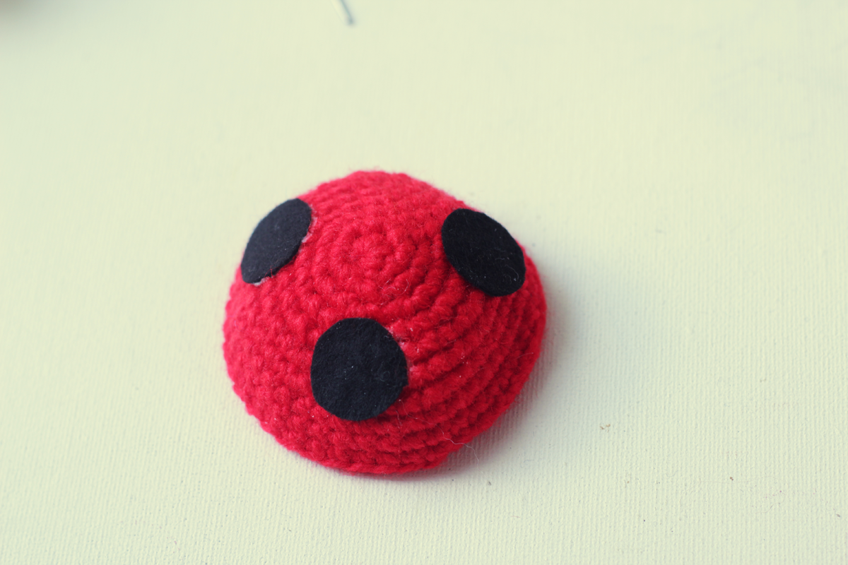 Amigurumi princess mononoke free pattern, instructions about how to make the mask and glue the eyes by The sun and the turtle