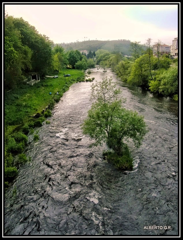 GALICIA PUEBLO A PUEBLO EL RÍO TAMBRE EN PORTOMOURO, VAL DO DUBRA