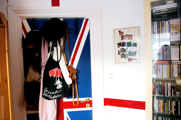 aliciasivert, Alicia Sivertsson, home, living, hem, hus, rum, room, sovrum, bedroom, interior, interiour, interiör, inredning, saker, prylar, grejer, bråte, things, union jack, door, tote bags, cd, dörr, storbritanniens flagga, great britain, united kingdom, the beatles, a hard day's night, sagan möter verkligheten, lilla my, tove jansson, hat, hatt, bag, väska