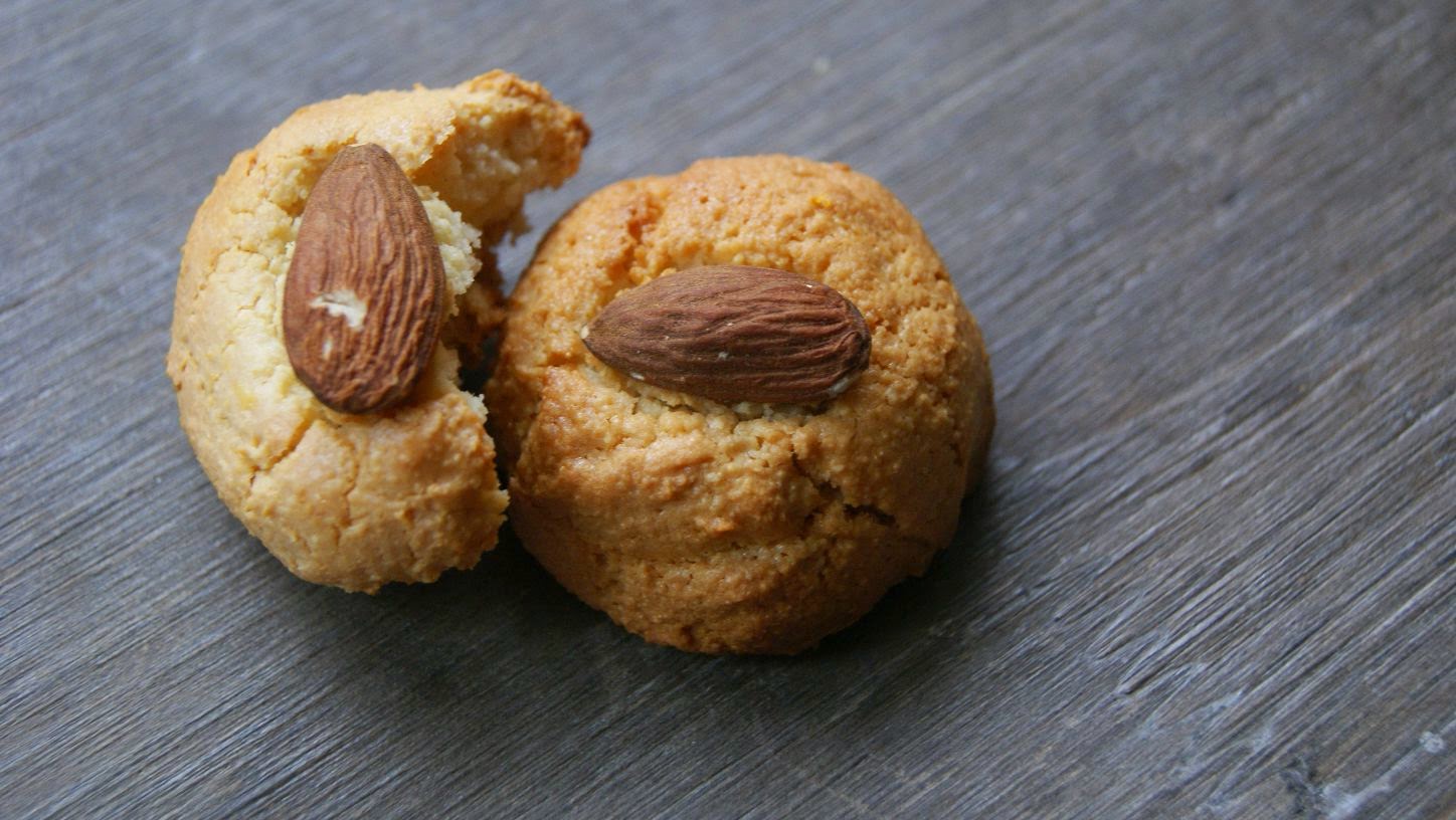 Freeform way almond macarons